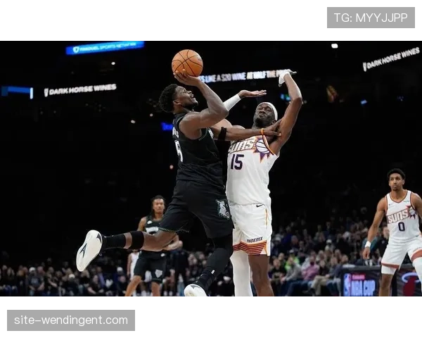 爱德华兹空砍五十五分创生涯新高 森林狼内线漏洞难掩个人英雄主义